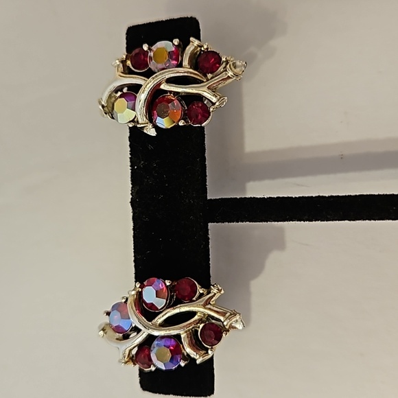 STAR Vintage Red AB Rhinstones on Silvertone Screw-On Earrings - Picture 1 of 6